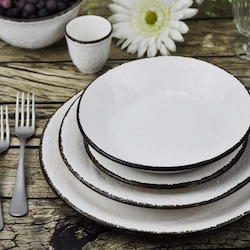 Piatti in ceramica stile anticato bordo marrone - Modalyssa Store Servizio di piatti bianchi in ceramica con bordo marrone stile rustico anticato